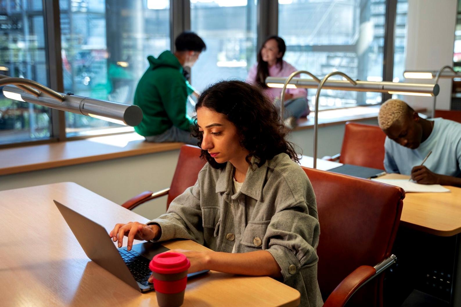 Moderne Finanzanalyse mit Diagrammen und Grafiken auf Tablet