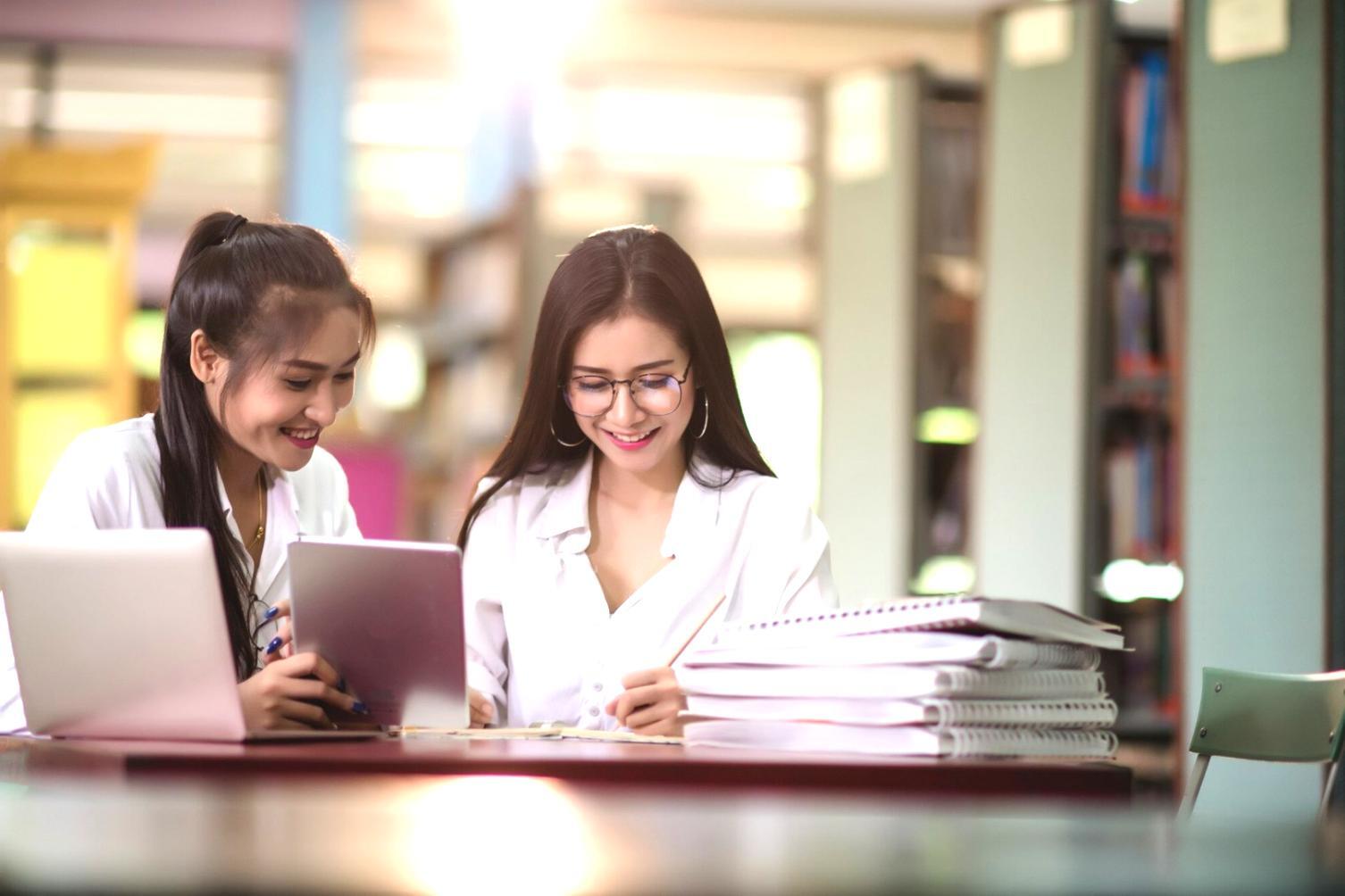 Person arbeitet konzentriert an Finanzplanung mit Dokumenten und Taschenrechner