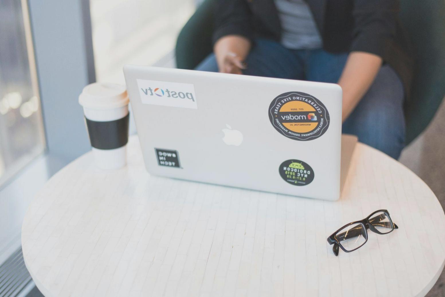 Menschen beim gemeinsamen Lernen über Finanzplanung